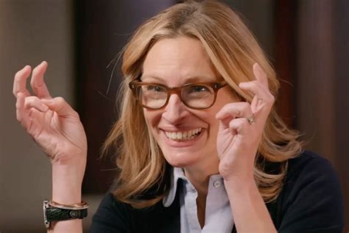 
Eddie Redmayne Fanboys Over Julia Roberts at the 2023 Golden Globes: ‘I Am Obsessed’ 