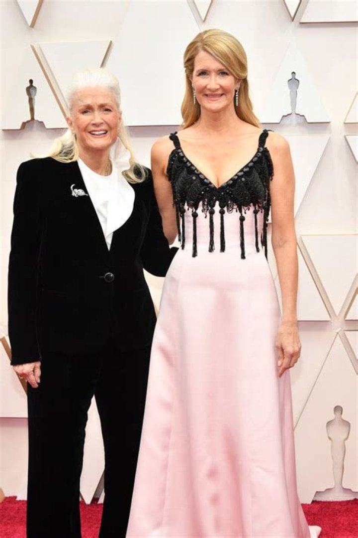 
Is Laura Dern Married? Who Is Laura Derns Husband? Laura Dern Age, Net Worth, Height, Weight! 