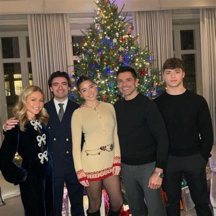 Kelly Ripa’s Wiki: Husband Mark Consuelos, Kids, Daughter, Net Worth, Age, Height