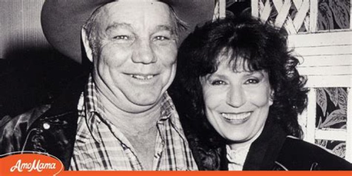 
Oliver Lynn & His Famous Wife ‘Had 48 Years Together’ – Everything We Know About Loretta Lynn’s Husband 