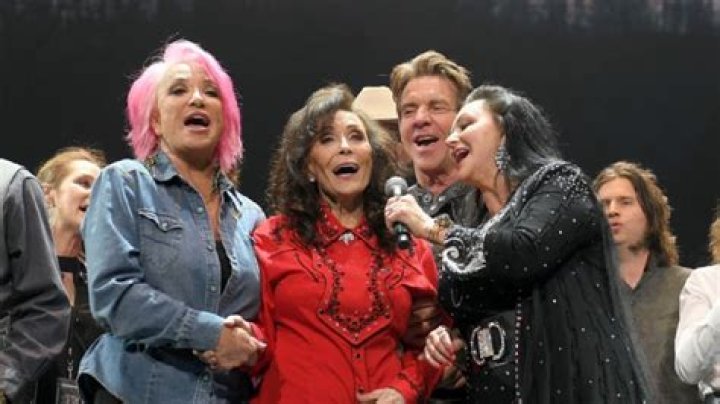 
Tanya Tucker Emotionally Reflects on Passing of ‘Hero’ Loretta Lynn 