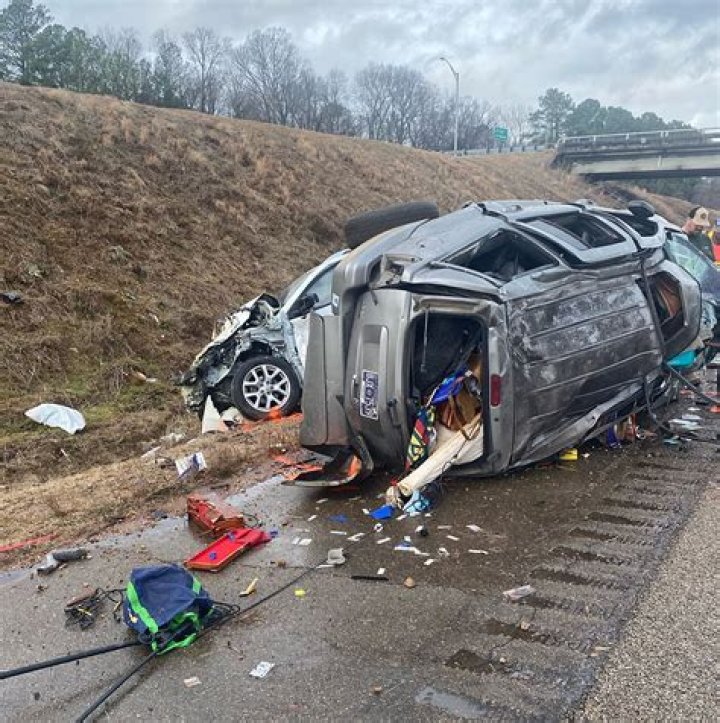 
Twitter Thinks Rihanna Was In A Car Accident, Death Hoax Just Keeps Flooding 