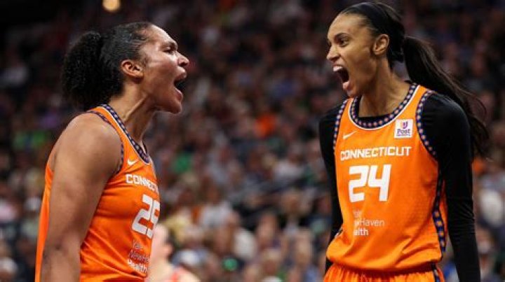 
WNBA Star Alyssa Thomas Is Dating Connecticut Sun Basketball Player DeWanna Bonner 